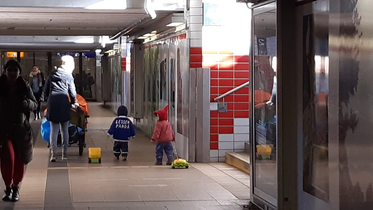 Kleine Kinder unterwegs - Symbolbild