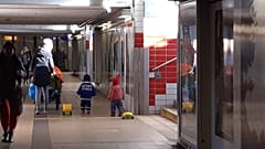 Kleine Kinder unterwegs - Symbolbild