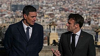 الرئيس الفرنسي إيمانويل ماكرون مع رئيس الوزراء الإسباني بيدرو سانشيز - برشلونة 19/01/2023