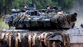 Alman üretimi Leopard 2 tankı ile Baltık ükesi Litvanya'da tatbikat yapan NATO askerleri