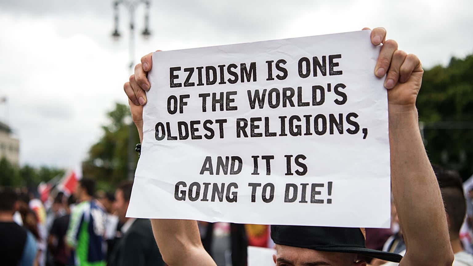 "Das Jesidentum (auch Yezidentum) ist eine der ältesten Religionen der Welt und sie steht davor auszusterben": Ein Plakat bei einem Protest im August 2016 in Berlin.