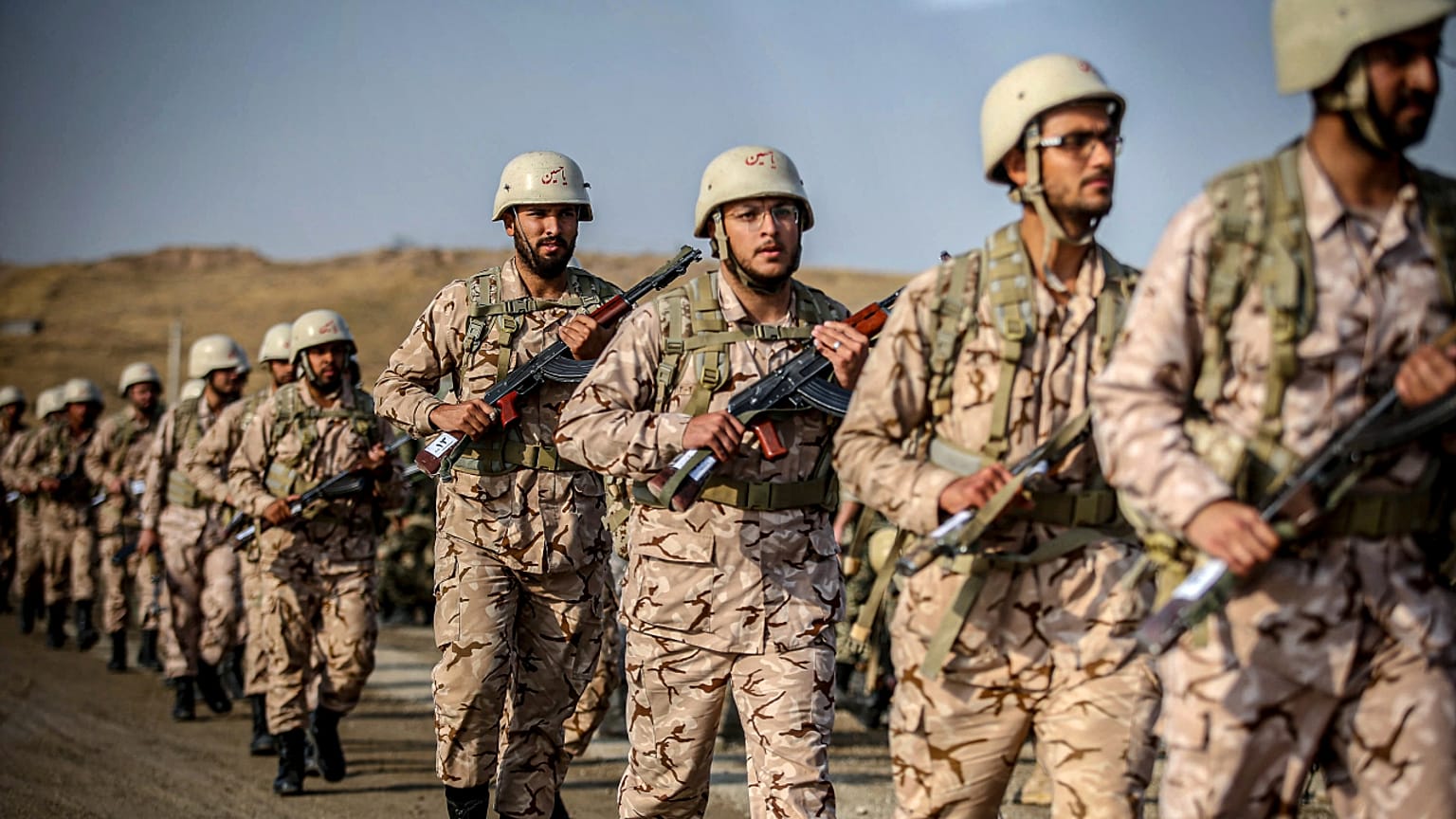 هذه الصورة التي قدمتها القوة البرية للحرس الثوري يوم الاثنين 17 أكتوبر 2022، تظهر مشاركتها في مناورة في شمال غرب إيران.