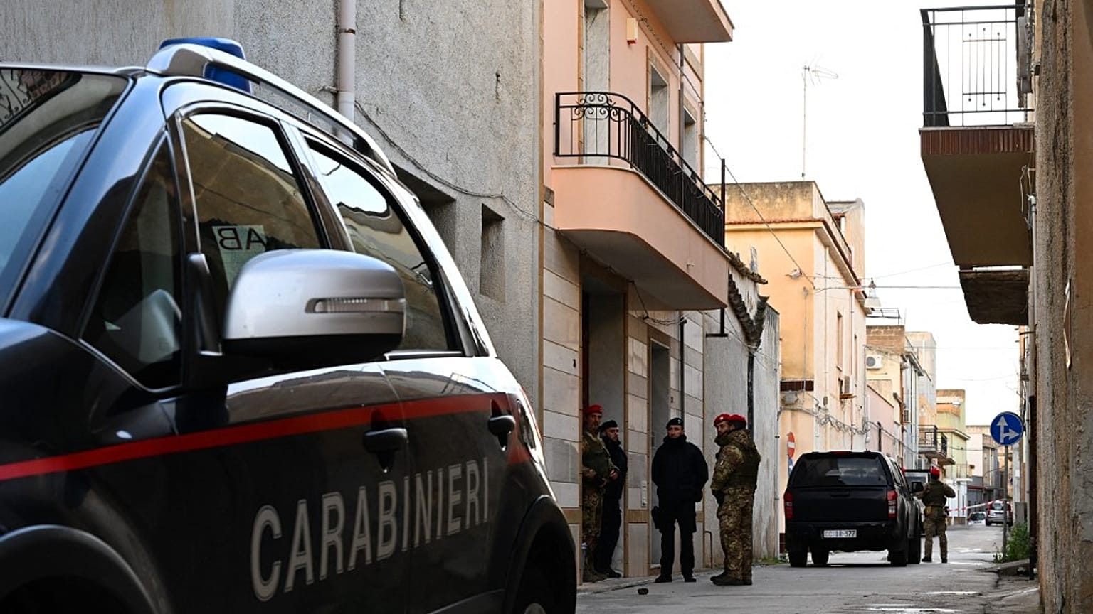Una perquisizione in una delle abitazioni di Matteo Messina Denaro