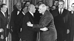 1963 - Αντενάουερ και Ντε Γκολ αγκαλιάζονται μετά την υπογραφή της Συνθήκης των Ηλυσίων