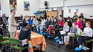 A Szegedi Nemzeti Színház a Pick Klub épületében próbálja a Hegedűs a háztetőn című musicalt