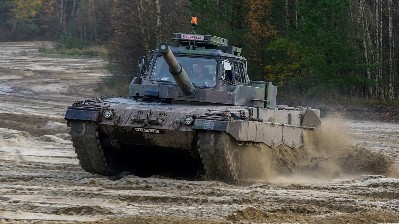 Rund zehn Meter lang, gut sechzig Tonnen schwer: Der Leopard-2.