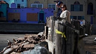 Il presidente USA Biden nei luoghi devastati dalle tempeste, con il governatore della California, Gavin Newsom
