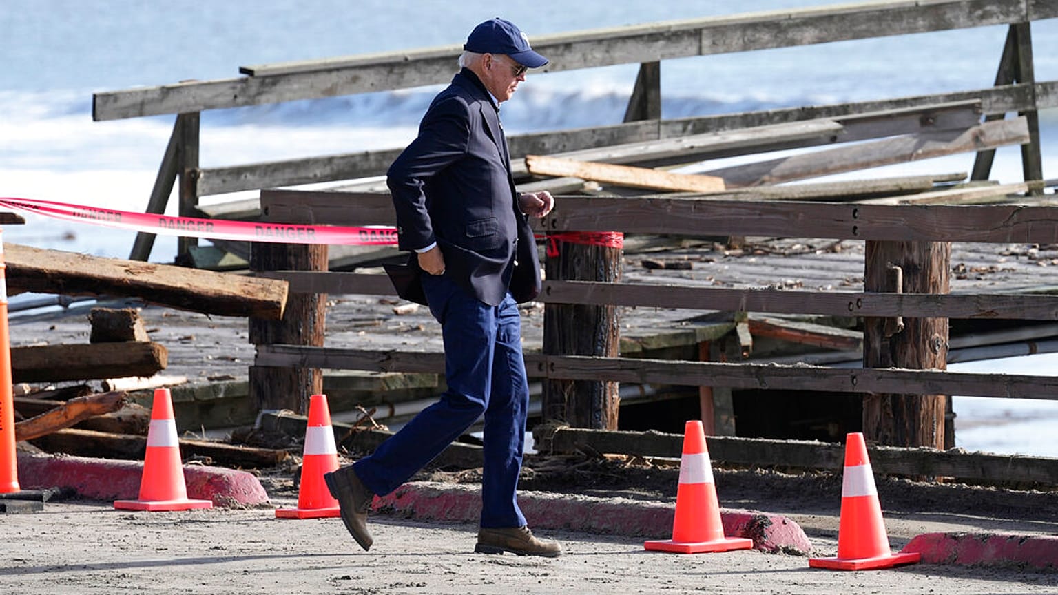 Joe Biden macht sich in der Nähe von San Francisco ein Bild vom Ausmaß der Sturmschäden.