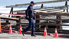 Joe Biden macht sich in der Nähe von San Francisco ein Bild vom Ausmaß der Sturmschäden.