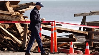El Presidente Joe Biden recorre los daños causados en el muelle de Seacliff y la playa estatal de Seacliff en Aptos, California.
