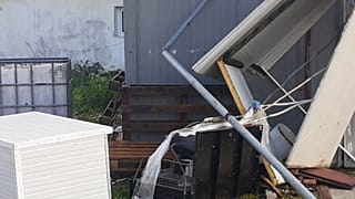 Σπίτια έχουν υποστεί ζημιές από τον ανεμοστρόβιλο που έπληξε το βράδυ της Πέμπτης την περιοχή της Παραμυθιάς στα Ιωάννινα