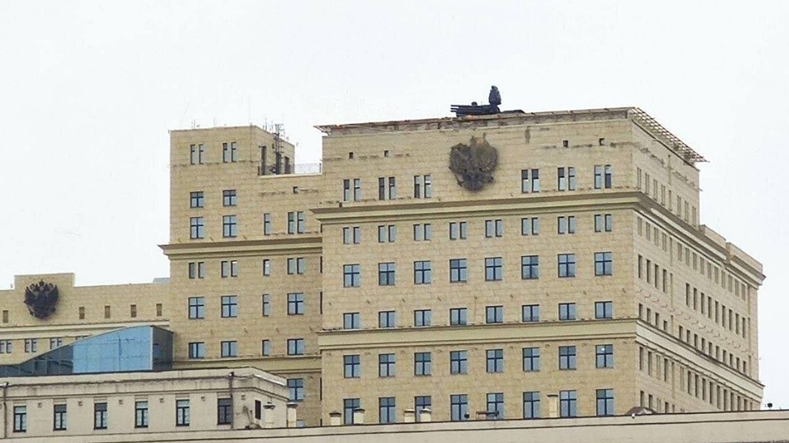 Szokatlan látvány az orosz védelmi minisztérium tetején