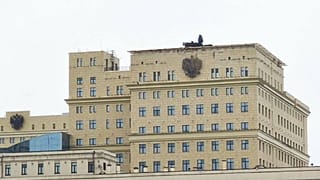 Szokatlan látvány az orosz védelmi minisztérium tetején