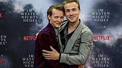 Felix Kämmerer und Albrecht Schuch bei der Filmpremiere,  Berlin, 27.9.2022.