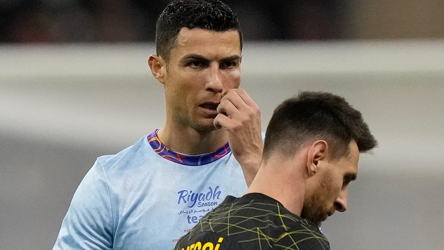 كريستيانو رونالدو في تشكيلة مشتركة من المنتخبين السعوديين، النصر والهلال، يقف بجانب ليونيل ميسي لاعب باريس سان جيرمان خلال مباراة ودية بالعاصمة السعودية، الرياض 19 يناير 2023.