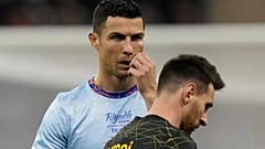 كريستيانو رونالدو في تشكيلة مشتركة من المنتخبين السعوديين، النصر والهلال، يقف بجانب ليونيل ميسي لاعب باريس سان جيرمان خلال مباراة ودية بالعاصمة السعودية، الرياض 19 يناير 2023.