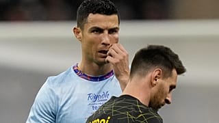 كريستيانو رونالدو في تشكيلة مشتركة من المنتخبين السعوديين، النصر والهلال، يقف بجانب ليونيل ميسي لاعب باريس سان جيرمان خلال مباراة ودية بالعاصمة السعودية، الرياض 19 يناير 2023.