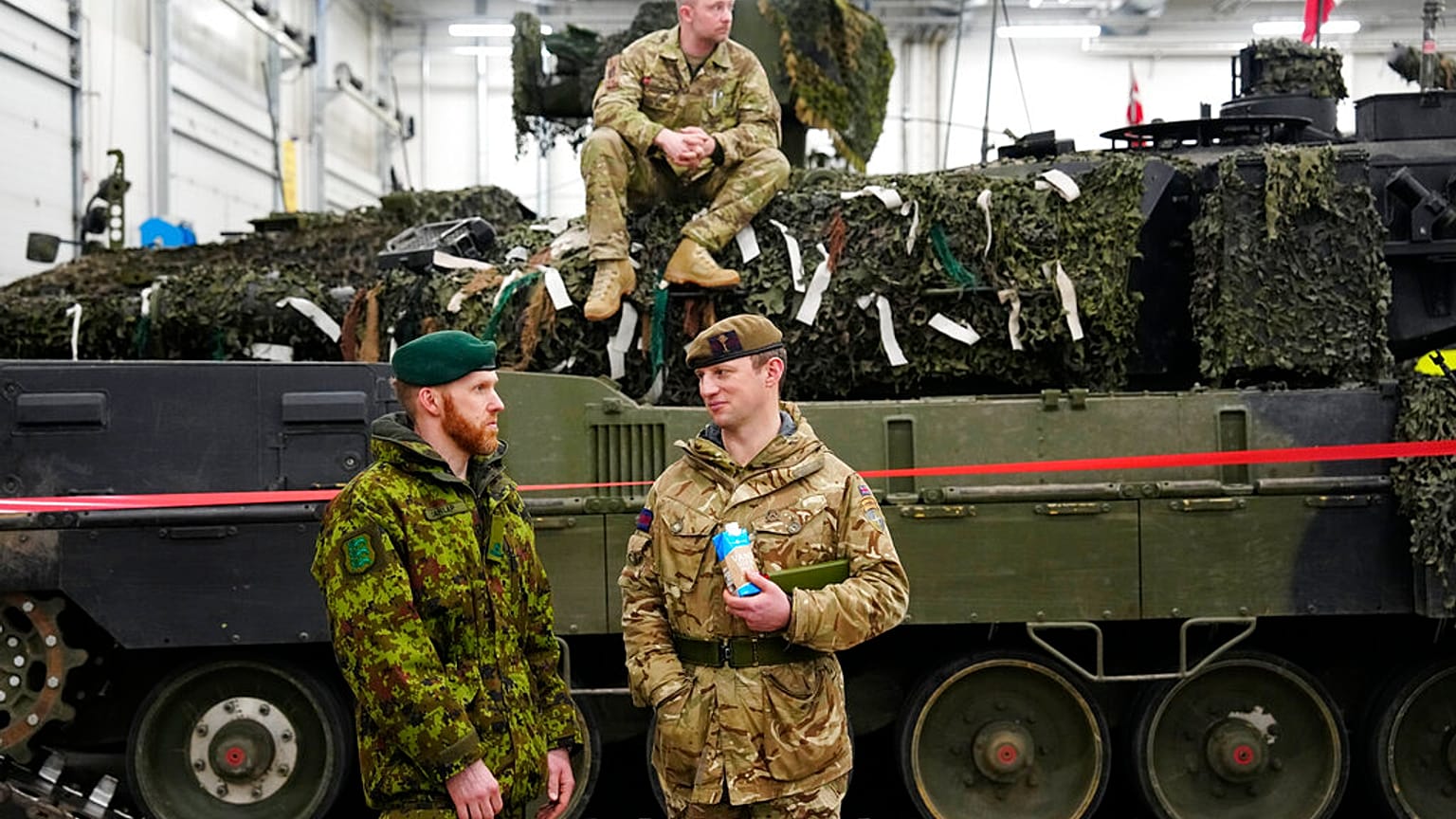 Des soldats britannique, estonien et danois près d'un char Leopard 2A7, le 19 janvier 2023 à Tapa, Estonie