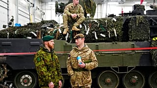 Des soldats britannique, estonien et danois près d'un char Leopard 2A7, le 19 janvier 2023 à Tapa, Estonie