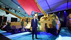 Der türkische Staatspräsident Recep Tayyip Erdogan posiert neben Haubitzen, die an die türkischen Streitkräfte geliefert werden