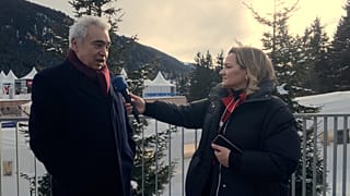 Ο γενικός διευθυντής του Διεθνούς Οργανισμού Ενέργειας, Φατίχ Μπιρόλ, και η δημοσιογράφος του euronews, Φαίη Δουλγκέρη