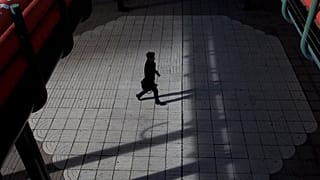 Ein Mann läuft durch das Finanzviertel von Madrid, das im Jahr 2020 Covid-bedingt abgesperrt war.