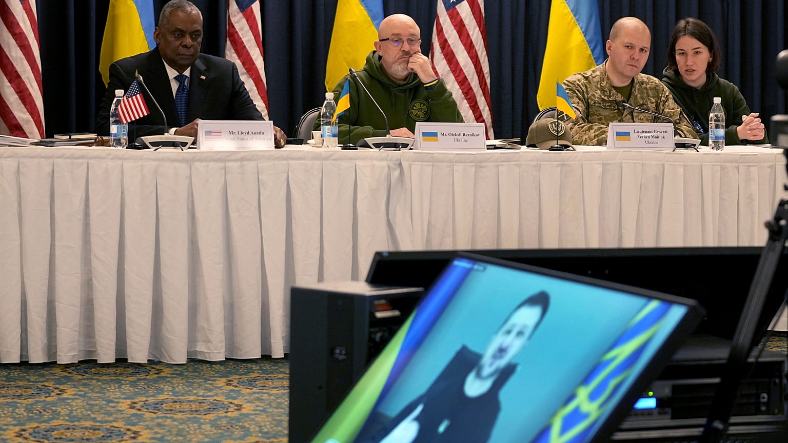 El Secretario de Defensa de EE. UU., Lloyd Austin, atrás a la izquierda, en la reunión del Grupo de Contacto de Defensa de Ucrania en la Base Aérea de Ramstein, Alemania.