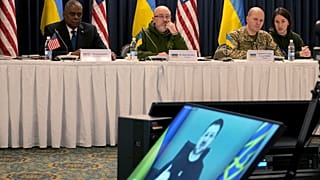 El Secretario de Defensa de EE. UU., Lloyd Austin, atrás a la izquierda, en la reunión del Grupo de Contacto de Defensa de Ucrania en la Base Aérea de Ramstein, Alemania.