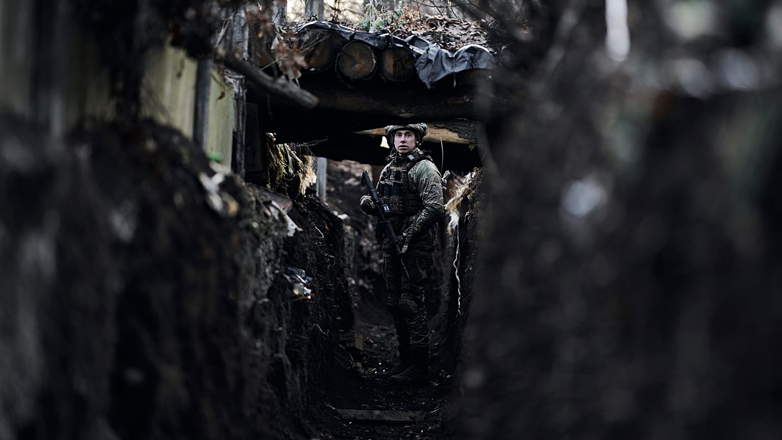 Un soldado ucraniano permanece en una trinchera en una posición de primera línea cerca de Maryinka, región de Donetsk, Ucrania, el 23 de diciembre de 2022. Archivo.