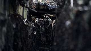 Un soldado ucraniano permanece en una trinchera en una posición de primera línea cerca de Maryinka, región de Donetsk, Ucrania, el 23 de diciembre de 2022. Archivo.