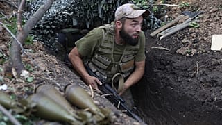 Um soldado ucraniano caminha ao longo de uma trincheira na região de Donetsk, na Ucrânia, a 15 de Agosto de 2022.