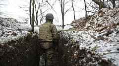 Ukrán katona a labirintusszerű lövészárokban