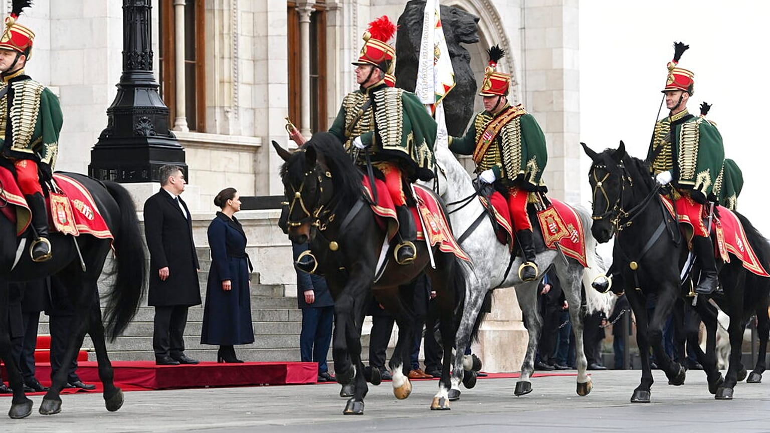 Die ungarische Präsidentin Katalin Novak empfängt den kroatischen Präsidenten Zoran Milanovic mit militärischen Ehren in Budapest