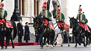 Die ungarische Präsidentin Katalin Novak empfängt den kroatischen Präsidenten Zoran Milanovic mit militärischen Ehren in Budapest