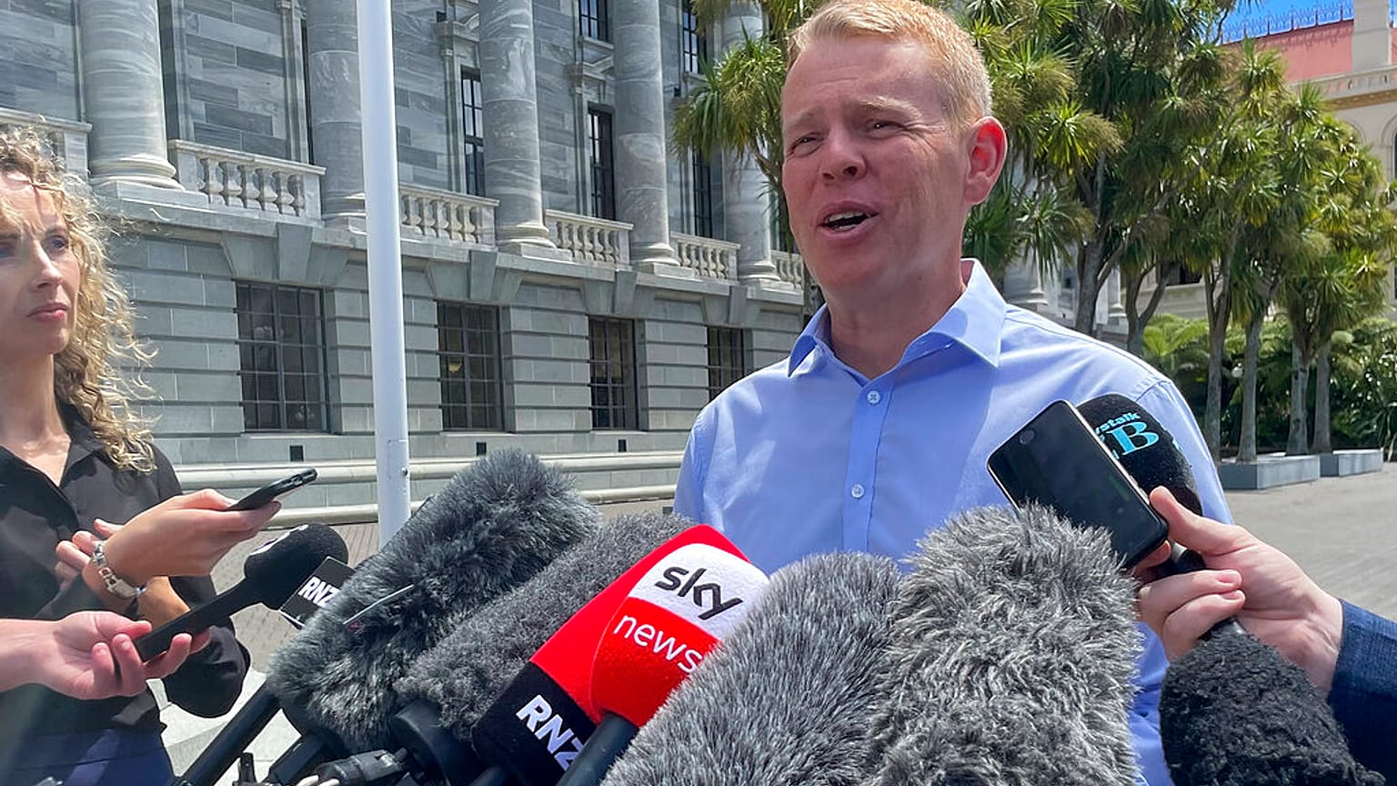 Chris Hipkins, s'adresse aux journalistes devant le parlement à Wellington, Nouvelle-Zélande, samedi 21 janvier 2022. 