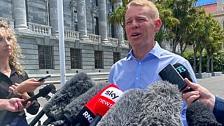 Chris Hipkins, s'adresse aux journalistes devant le parlement à Wellington, Nouvelle-Zélande, samedi 21 janvier 2022. 