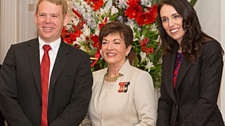 Yeni Zelanda'da başbakanlık koltuğunu devralacak Chris Hipkins (sağda) istifa açıklayan Ardern (solda) 