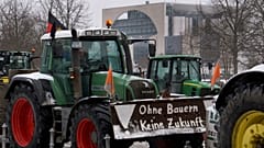 Traktor im Schnee vorm Kanzleramt