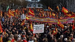 Demonstraten halten Schilder, auf denen "Sanchez Verräter, Lügner" steht