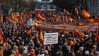 Demonstraten halten Schilder, auf denen "Sanchez Verräter, Lügner" steht
