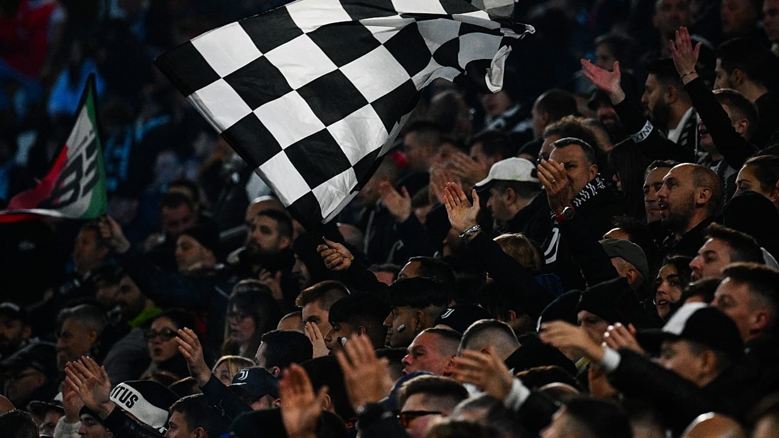 Da jubelten die Juve-Fans noch ungetrübt beim Spiel gegen azio am 13. November 2022 im Juventus-Stadion in Turin..