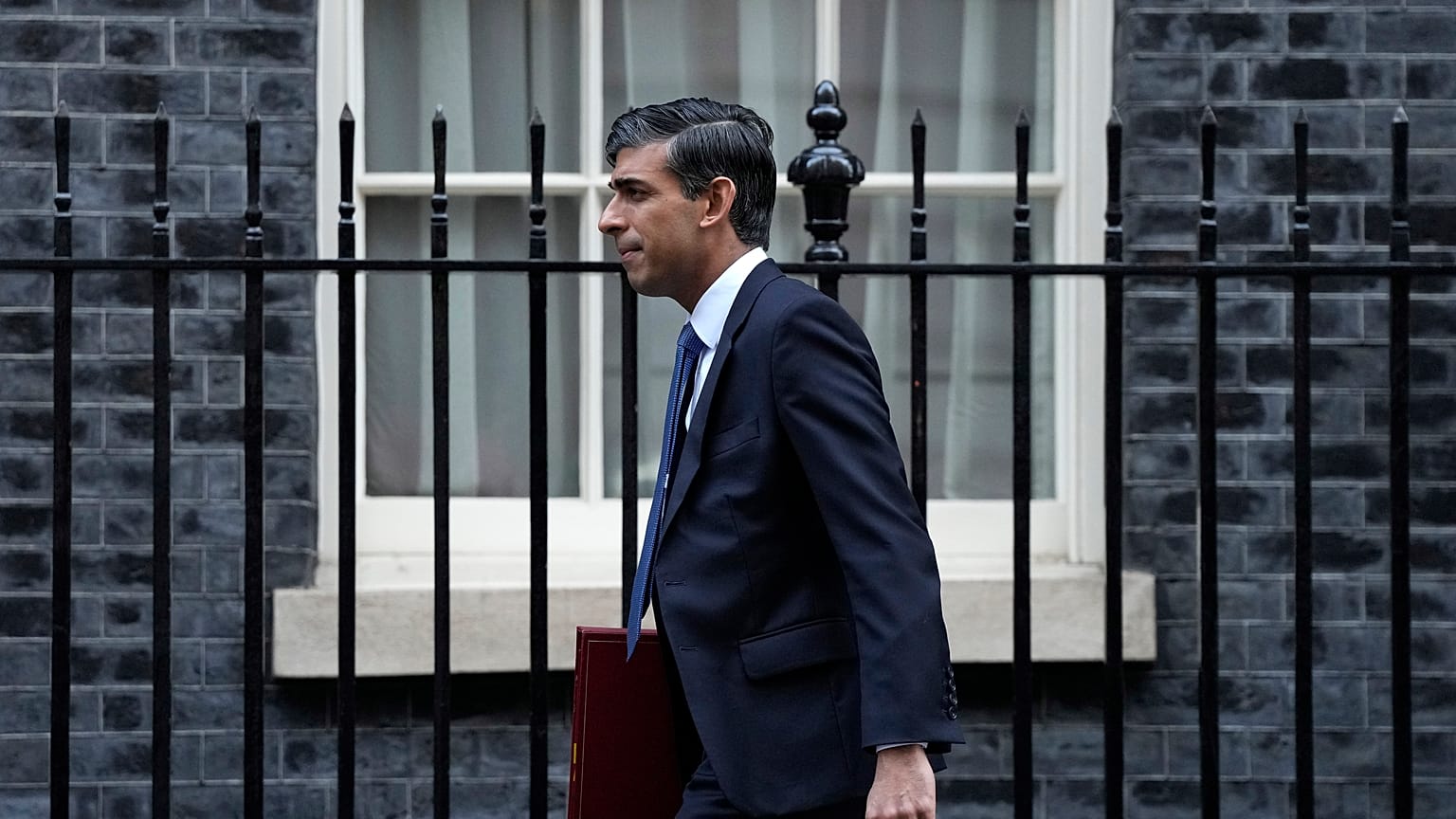 Rishi Sunak multado por não usar cinto de segurança