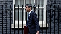 El primer ministro británico Rishi Sunak delante del 10 de Downing Street.