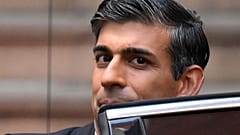 Il premier britannico Sunak multato per un post su Instagram in cui appare senza cintura. Downing Street: "Riconosce l'errore e si scusa"