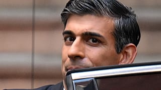 Il premier britannico Sunak multato per un post su Instagram in cui appare senza cintura. Downing Street: "Riconosce l'errore e si scusa"