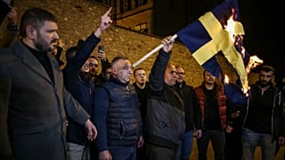 В Стамбуле протестующие сожгли флаг Швеции