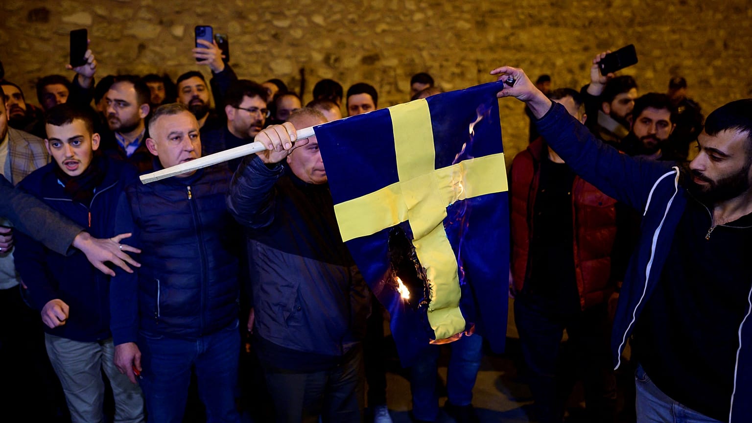 Demonstranten verbrennen die schwedische Nationalflaggevor dem schwedischen Generalkonsulat in Istanbul