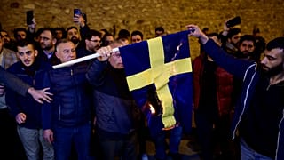 Demonstranten verbrennen die schwedische Nationalflaggevor dem schwedischen Generalkonsulat in Istanbul