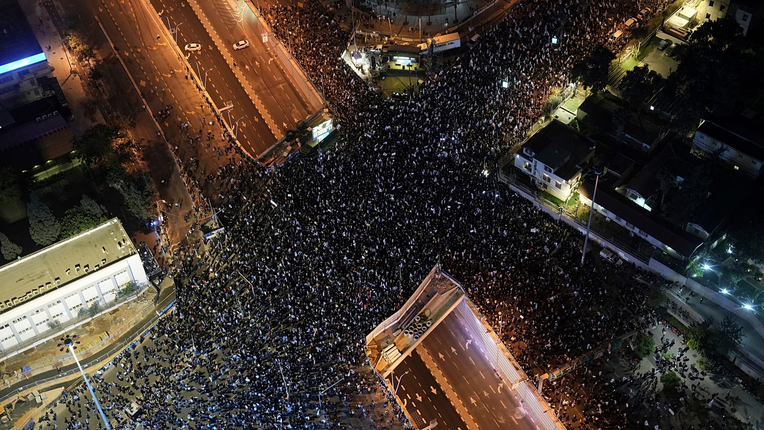 مظاهرات حاشدة في تل أبيب ومدن إسرائيلية أخرى ضد التغييرات في النظام القضائي التي تريد حكومة رئيس الوزراء الإسرائيلي نتنياهو تطبيقها