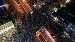 مظاهرات حاشدة في تل أبيب ومدن إسرائيلية أخرى ضد التغييرات في النظام القضائي التي تريد حكومة رئيس الوزراء الإسرائيلي نتنياهو تطبيقها